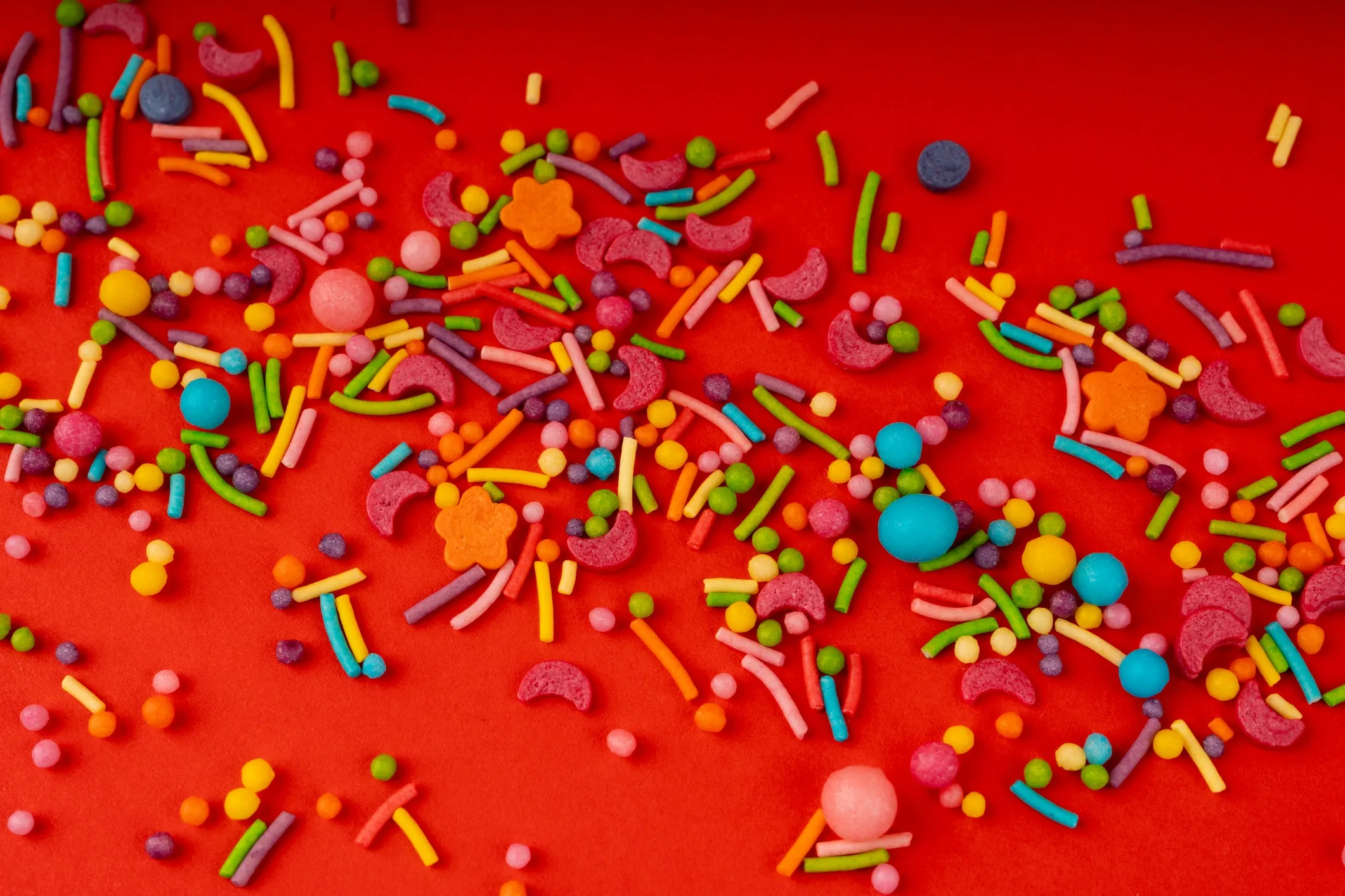 Mesa de dulces colorida
